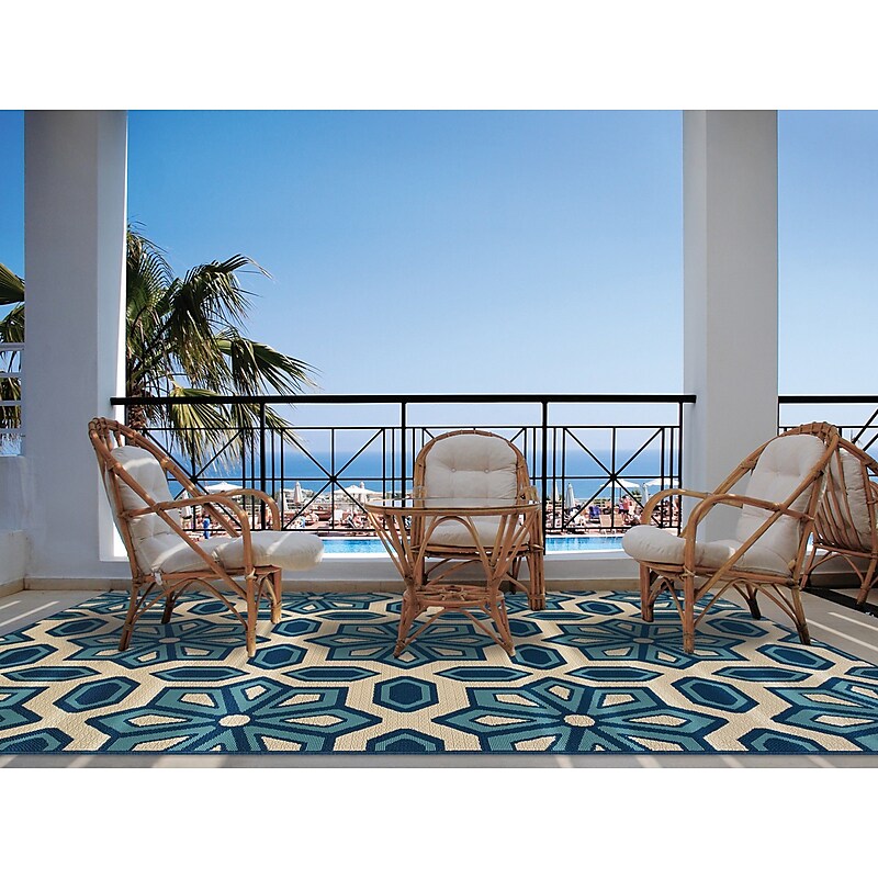 Geometric Ivory/ Blue Indoor/Outdoor Machine-made Polypropylene Area Rug (5'3" X 7'6") image 1